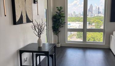 Upscale Midtown Retreat , Free Parking & Close to Mercedes-Benz - Foto 5