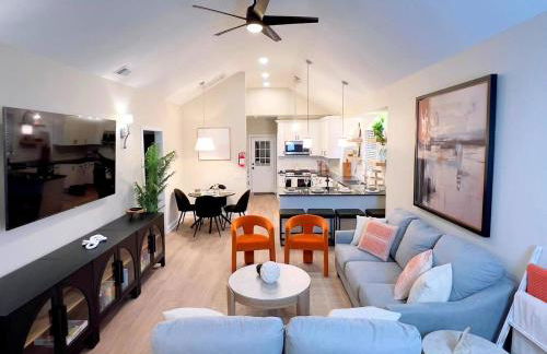 3BR Beach House | Fire Pit & Bar | Steps to Beach - Foto 8