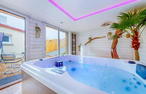 Amazing Home In Neuilly Le Vendin - Photo 1