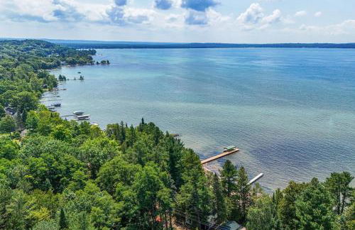 Torch Lake Getaway with Private Beach and Boat Dock! - Foto 33