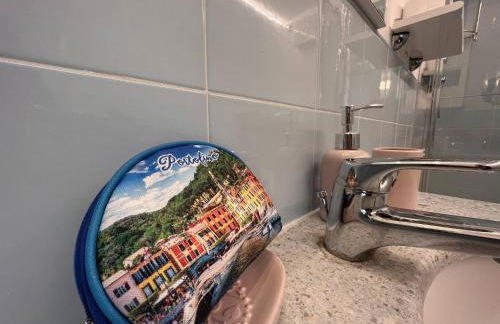 WELCOME RIVIERA - AL CASTELLO-VISTA MARE -ROMANTICO e CENTRALE a 20 METRI DAL MARE-toll parking at 15 euro per day to be booked in advance -subject to availability - Foto 41