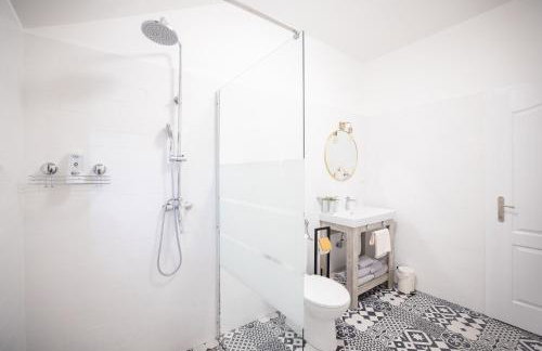 Villa Pietra- Modern rustic poolside oasis - Photo 31