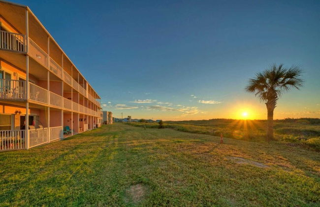 Oceanfront Condo w/ Private Balcony Pool + Tennis Bubbly Blew by Avantstay - Foto 30