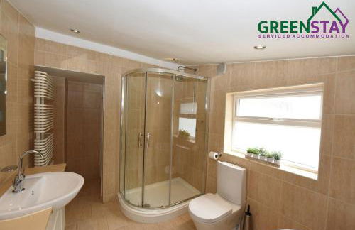 "Honeysuckle House Chester" by Greenstay Serviced Accommodation - Large 3 Bed House, Sleeps 6, Perfect For Contractors, Business Travellers, Families & Groups - Photo 24