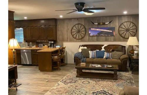 StockYards! Walk 3 Blocks-Ranch House sleeps 8 - Foto 19