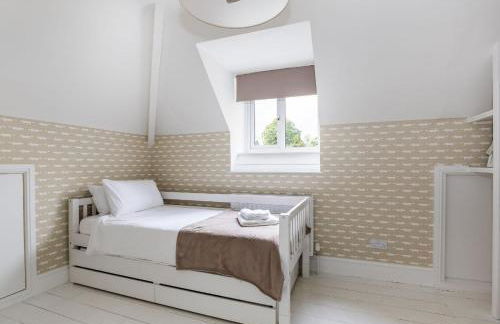 Stunning 5 Bed in the Centre of Bourton! - Photo 40