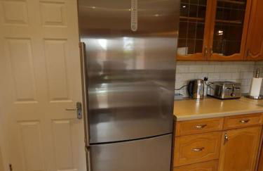 London Luxury 6 Bedroom Family House Sleeps 12 people Parking for 4 Cars Close to tube. - Foto 30