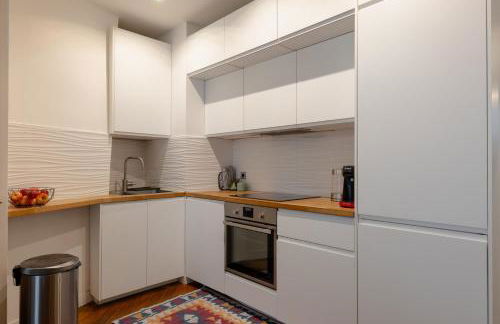 Sophisticated 2BR - Steps to Station - Foto 10