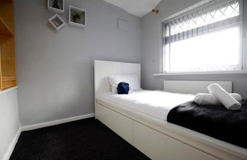 Spacious 3BR by Avalora Shortlets & Serviced Accommodations Queensway with big garden, Near train station - Foto 80