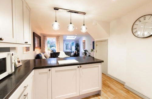 Cosy 4BR house, West Didsbury, bars and restaurants close by, Free Parking, Sleeps 8 - Photo 11