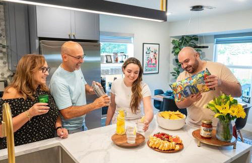 Modern 3BR Retreat with Fun Yard, Mini-Golf, Hot Tub & BBQ Dining Deck - Foto 41