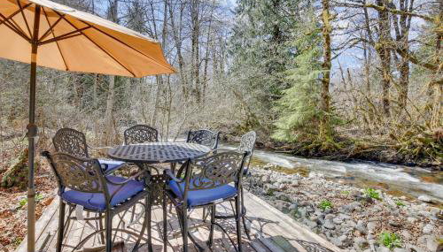 Peaceful Rhododendron Cabin with Fire Pit and Hot Tub! - Foto 3