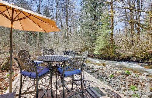 Peaceful Rhododendron Cabin with Fire Pit and Hot Tub! - Foto 3