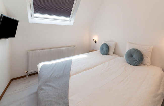 Spacious Villa With Tennis - Photo 9