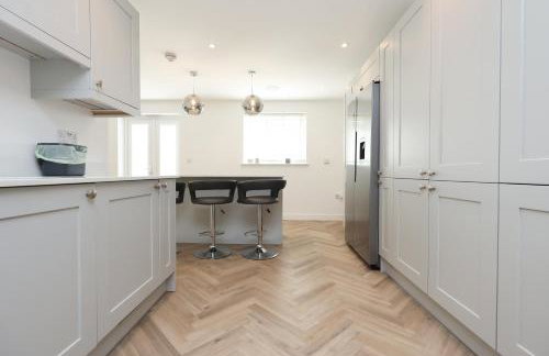 Contractor 4 Bed 3 Bath House Near Airport Parking Barry Island with Parking - Foto 48