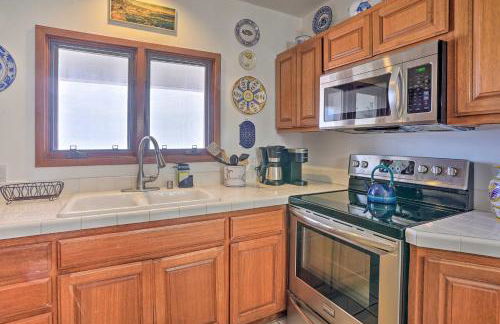 Quiet Avalon Getaway Villa with Ocean View and Balcony - Foto 12