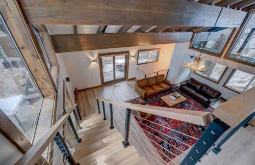 Extra Spacious 2BR Cabin w Office and Outdoor Deck - Foto 6