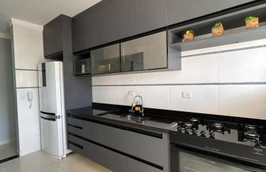 APTO BEIRA MAR - ACONCHEGANTE _ VARANDA GOURMET - WIFI - NETFLIX - TV A CABO - PRAIA GRANDE - Photo 7