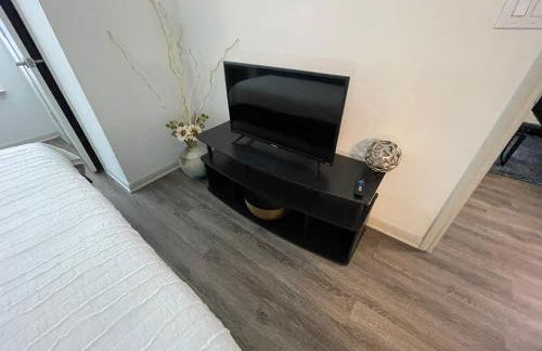 Centrally-Located 1BR Suite with Resort Pool View - Foto 9