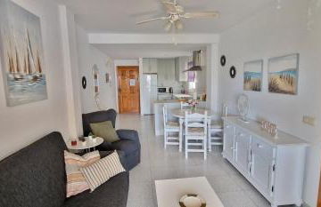 Apartamento con terraza en primera línea de playa - Foto 6