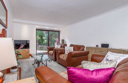 Courtyard Cottage with free onsite parking, garden, short flat walk to town - Foto 1