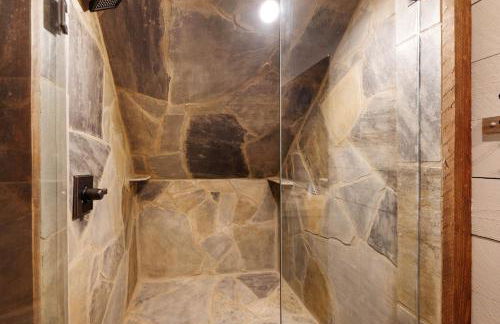 Copperline Lodge - Luxury Creekside Retreat - Creekside Views, Hot Tub, Game Room, Outdoor Fireplaces, Chef Kitchen, Fire Pit - - Foto 61