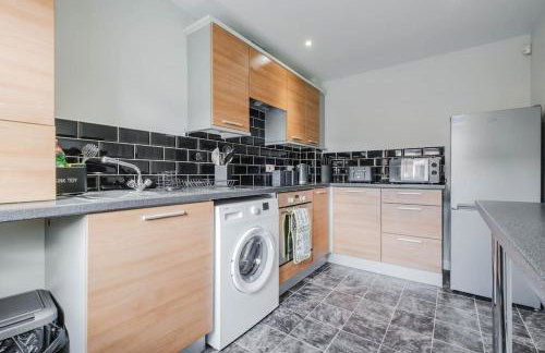 Charming House with Free Parking - Photo 34