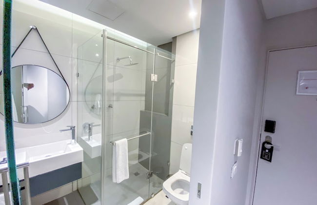 Sandtoncity-apartment-sleeps2-pool-parking - Photo 9