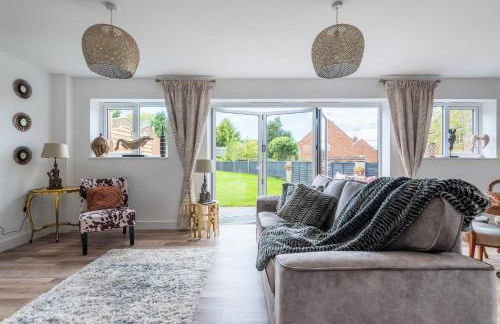Luxurious 3 bedroom house now with FULL FIBRE INTERNET Shangri la in village of Alfrick with driveway parking for 3 cars in an area of outstanding natural beauty, superb walking,close to Worcester, Malvern showground, theatre, Malvern hills, dogs welcome - Photo 59