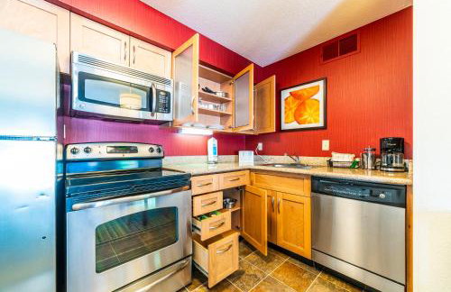 Phoenix Studio Queen Deluxe - Photo 25