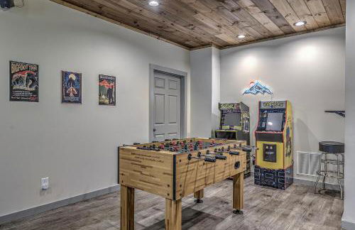 5-Star Cabin wHot Tub, Game Room, & Resort Perks! - Foto 18