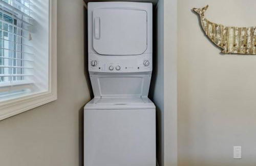 Tropical Beach Bungalow Down - Backyard - Grill - Across Street from Beach - Foto 10