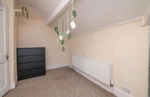 Spacious 6BR Family & Group Home Garden & Parking Sleeps 10 - Foto 14