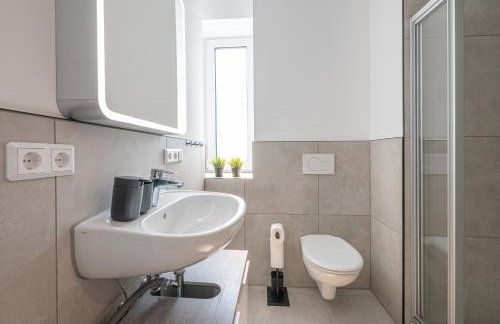 Skipper's Deck - Stilvoll und zentral nahe Hafen und Deich, inkl Parken, 2 Arbeitsplätze, Wlan, voll ausgestattete Küche - Foto 13