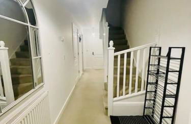Spacious 4 Bedroom, 3 Bath House by Jesswood Properties Contractors, Business and Leisure with Free Parking and WIFI - Foto 31