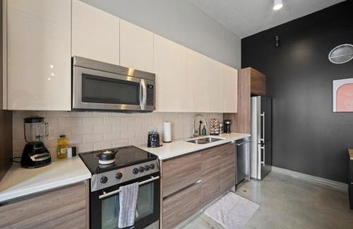 Beautiful Downtown Apartment with Pool, Laundry, Parking - Foto 21