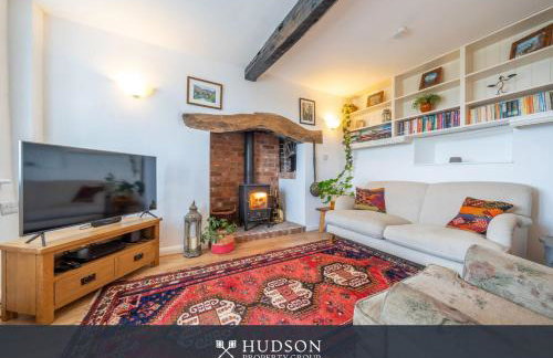 Modern Snitton Cottage & Gardens - Photo 3