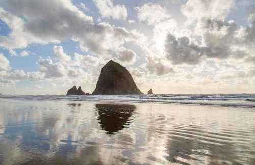 Cannon beach vibes, steps to the beach,WIFI,3 full bedroom en suites with 3 fireplaces,Near Downtown - Photo 13