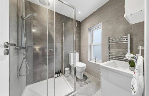 The Lumos House - 4 Bed Home w Parking near Harry Potter Studios - Foto 32