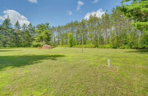 Spacious Winter Retreat with River Access and Kayaks! - Foto 42