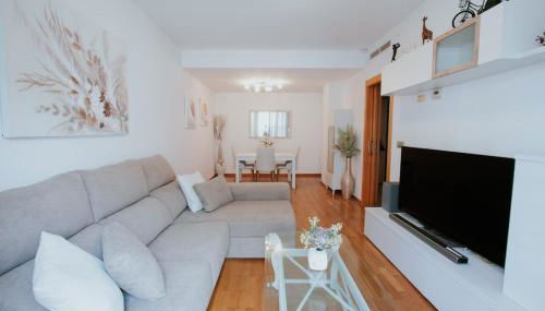 Family & Friends Apartment with Pool - Foto 3