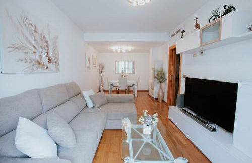 Family & Friends Apartment with Pool - Foto 3