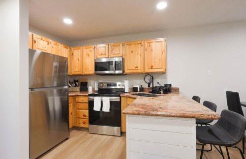 Luxuriously Contemporary Condo - Photo 65