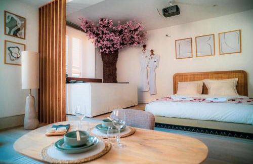 Nuit romantique, Suite avec jacuzzi et cinéma privé au design Japandi - Foto 1