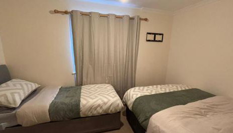 Cosy 2 Bedroom House - Large Driveway, EV Socket, WiFi, Contractor & Leisure Stays - Foto 2