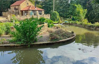 Stunning 2 Bedroom Guest House with Hot Tub - Photo 1