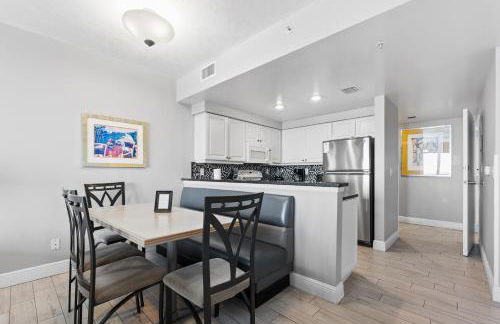 Seventh Floor Serenity, Updated 3BR with OceanFront Private Balcony at The Wyndham Ocean Walk Resort - Foto 47