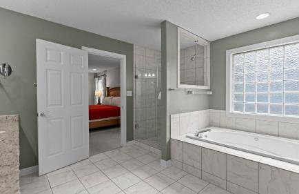 Sleeps 22, Lakefront w/ Private Dock & Pool, 2 Houses Lake Living by Avantstay - Foto 156