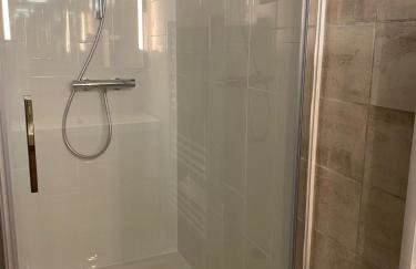 50 M2 -T3- 4 personnes - Moderne-Climatisé-2 chambres-Wifi -Très grande terrasse de 35 M2 avec BBQ-1er étage dans petit immeuble - Vue magnifique et dégagée - Foto 13