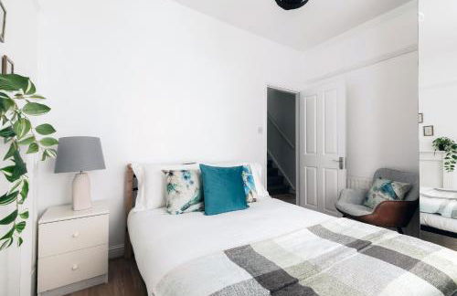 4 Bed House - Sleeps 8 - Garden Pets Wifi - Foto 16